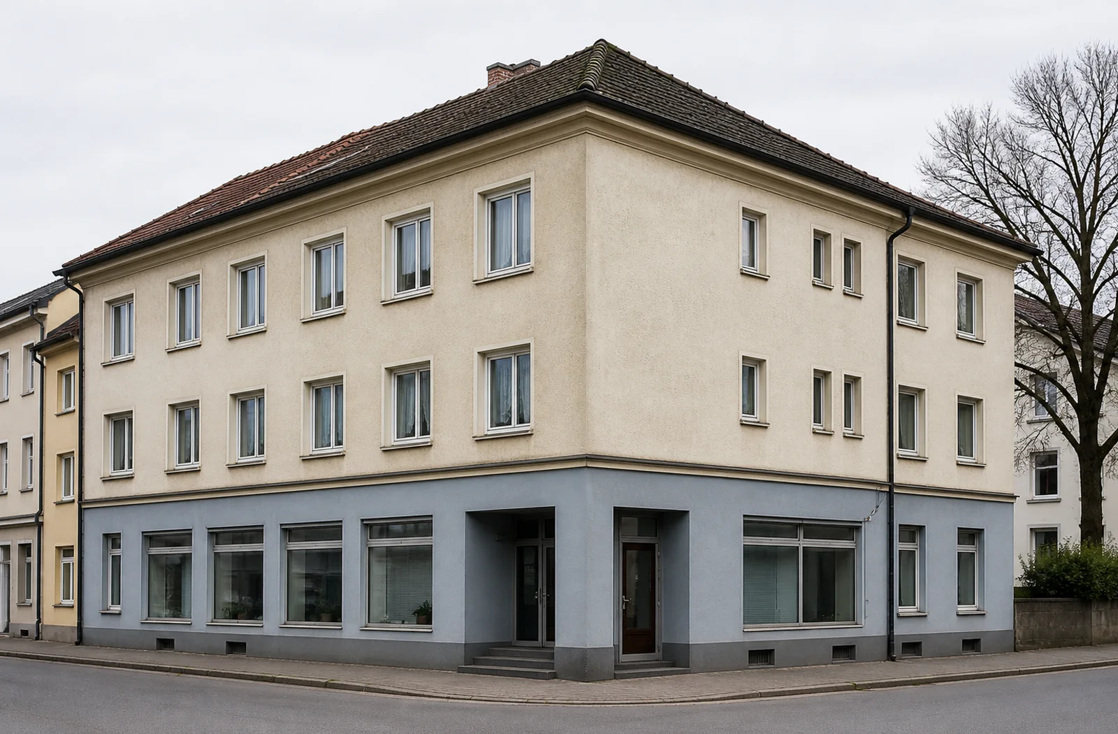 Gemischt genutztes Bestandsgebäude mit sachlicher Erdgeschossnutzung und Wohnungen darüber